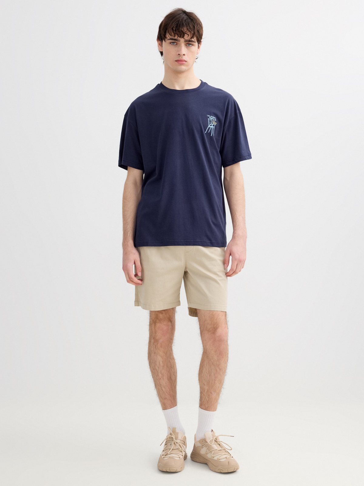 Bermuda jogger de gabardina crua vista meia frontal