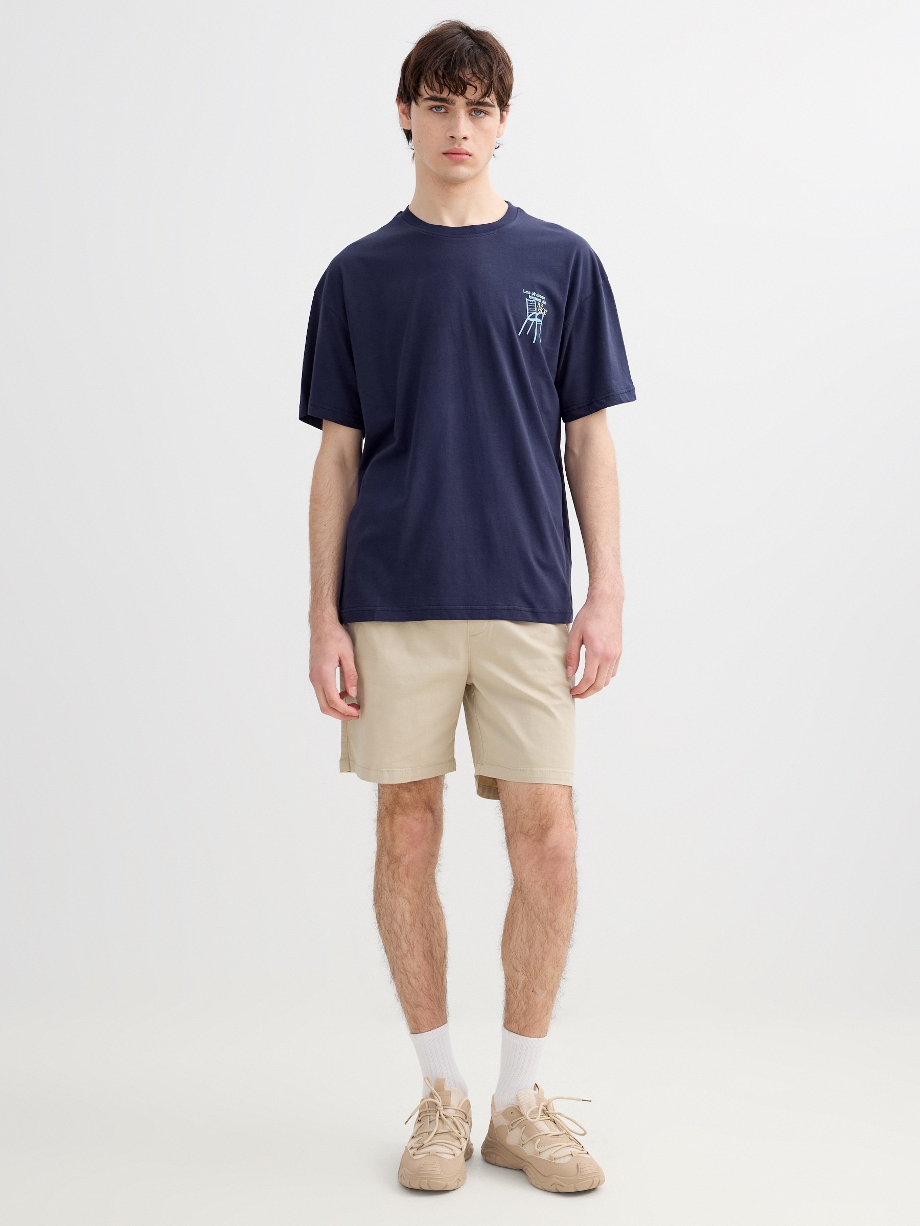 Bermuda jogger de gabardina crua vista meia frontal