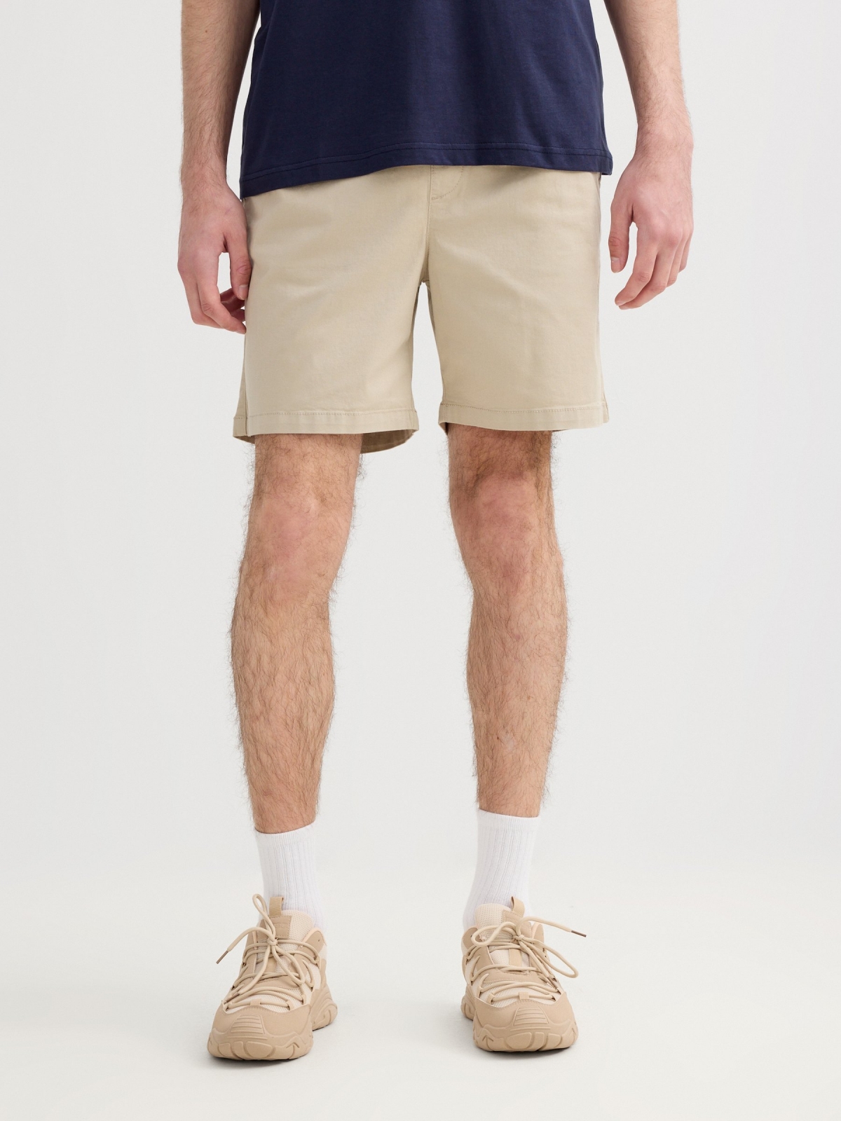 Bermuda jogger gabardina crudo vista media trasera