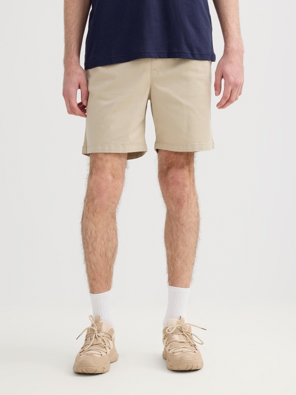 Bermuda jogger de gabardina crua vista meia traseira