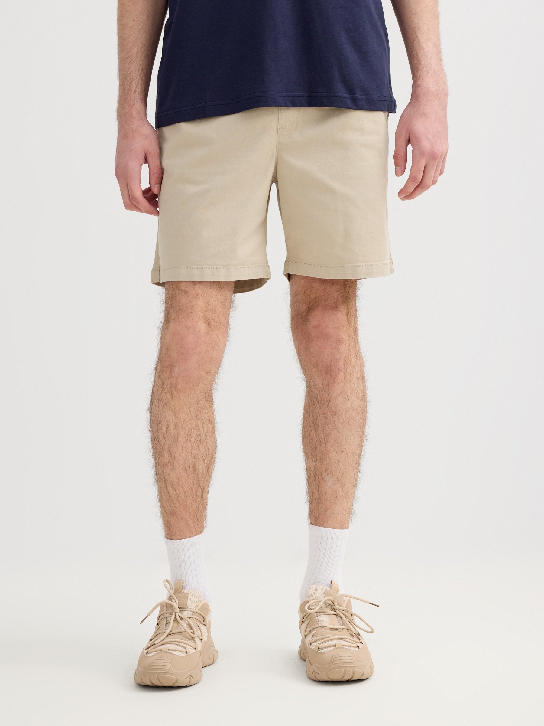 Bermuda jogger gabardina crudo vista media frontal