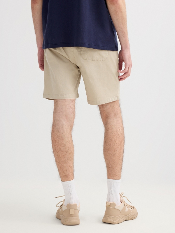 Bermuda jogger gabardina crudo vista general frontal