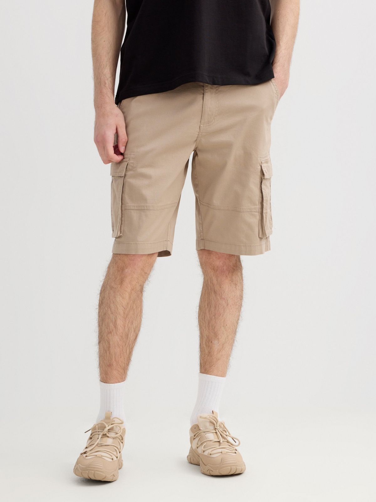 Gabardine cargo Bermuda shorts beige middle back view
