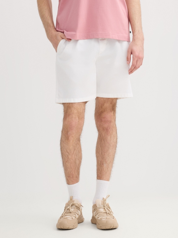 Bermuda jogger gabardina blanco vista media trasera