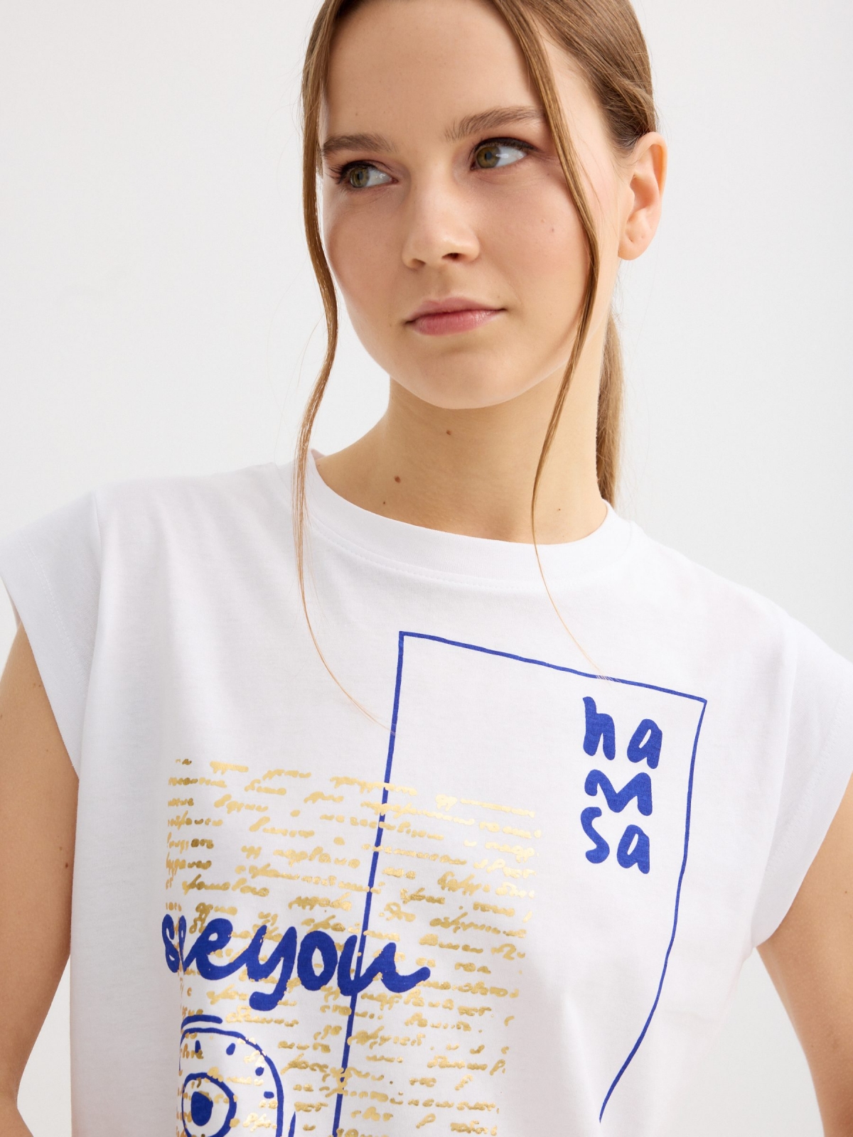 Camiseta sisa estampado étnico blanco vista detalle