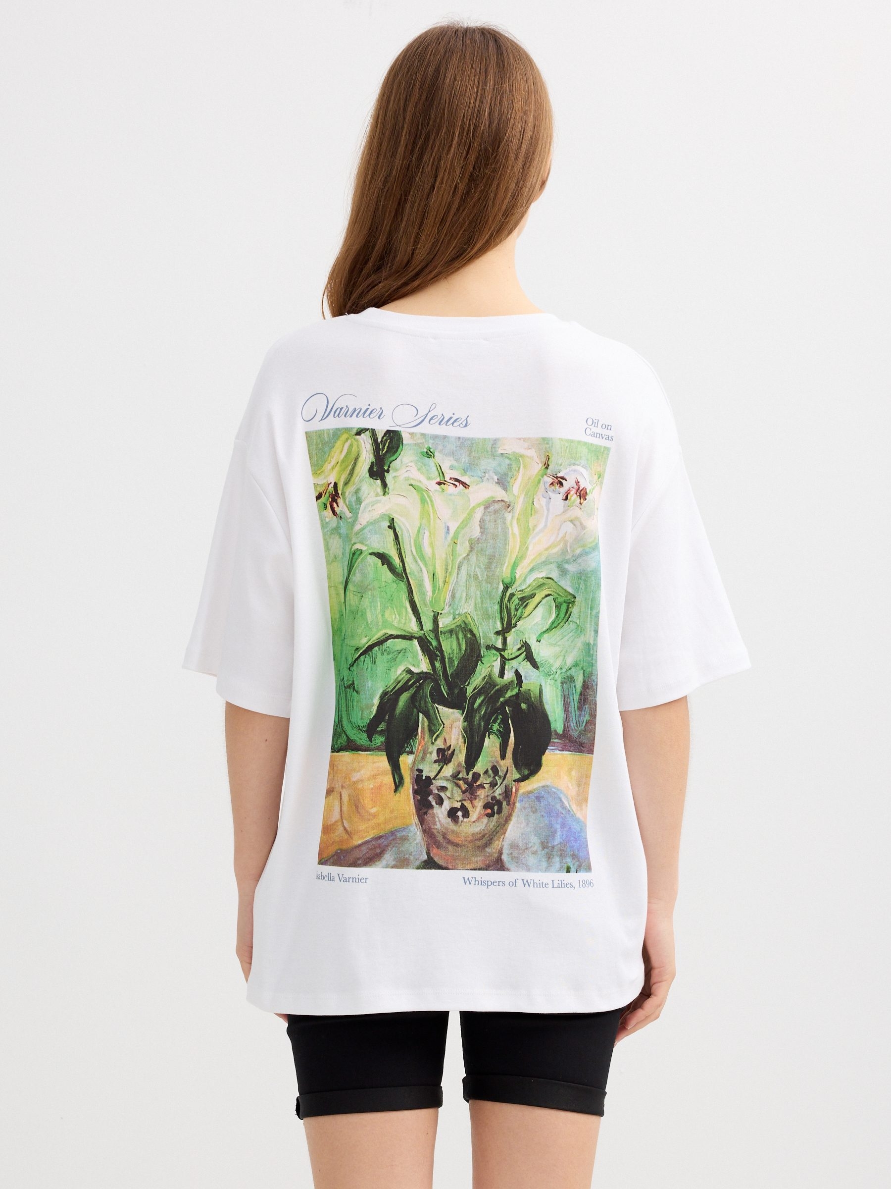Camiseta oversize estampada arte branco vista meia frontal