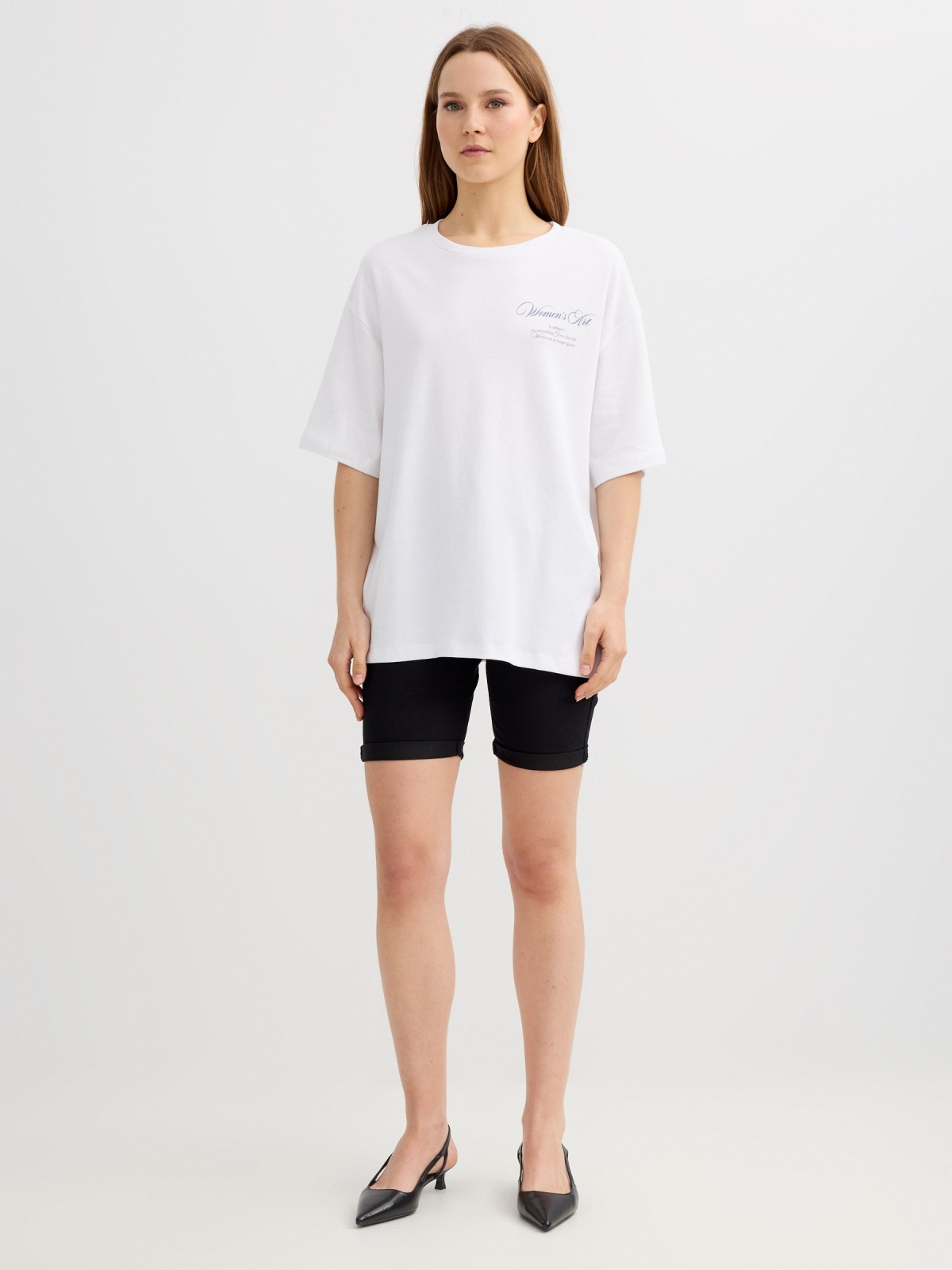 Camiseta oversize estampada arte branco vista geral frontal