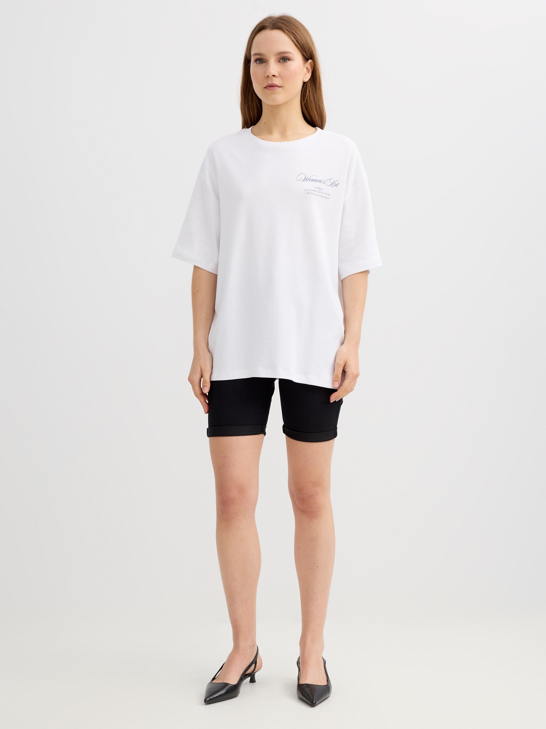Camiseta oversize estampada arte branco vista meia frontal