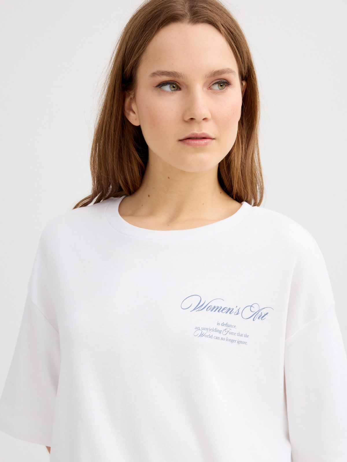 Camiseta oversize estampado arte blanco vista detalle