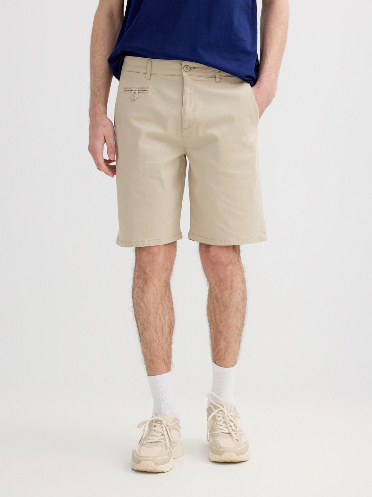 Bermuda chino regular beige vista media trasera