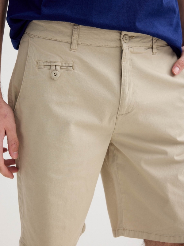 Regular chino shorts beige detail view