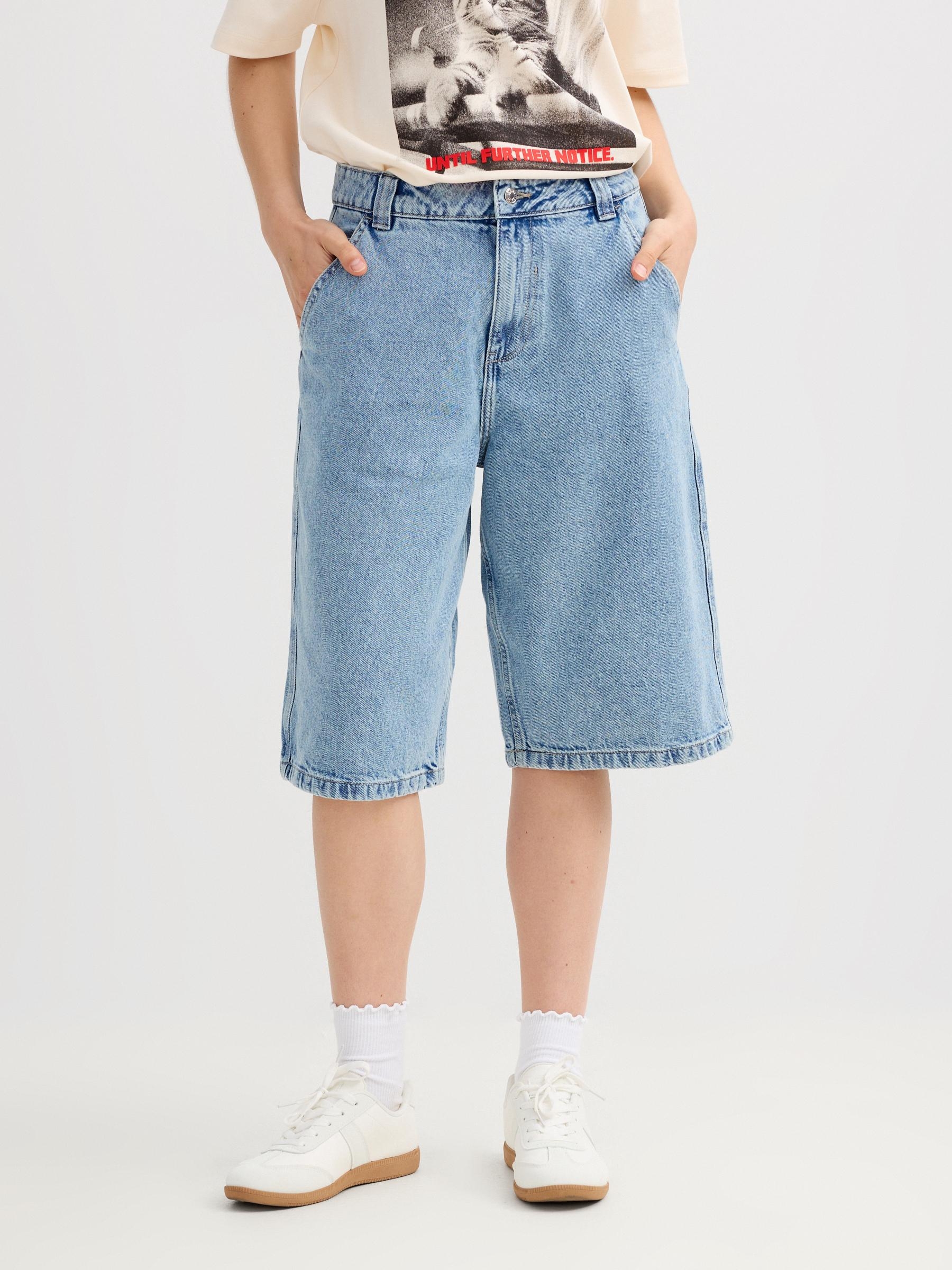 Bermuda denim de cintura alta azul claro vista meia frontal