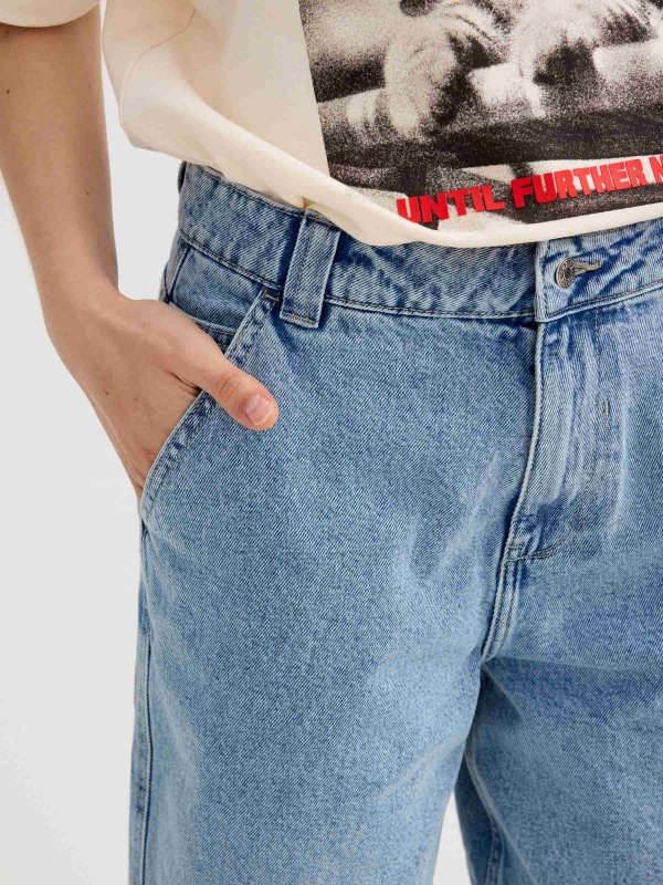 Bermuda denim de cintura alta azul claro vista detalhe