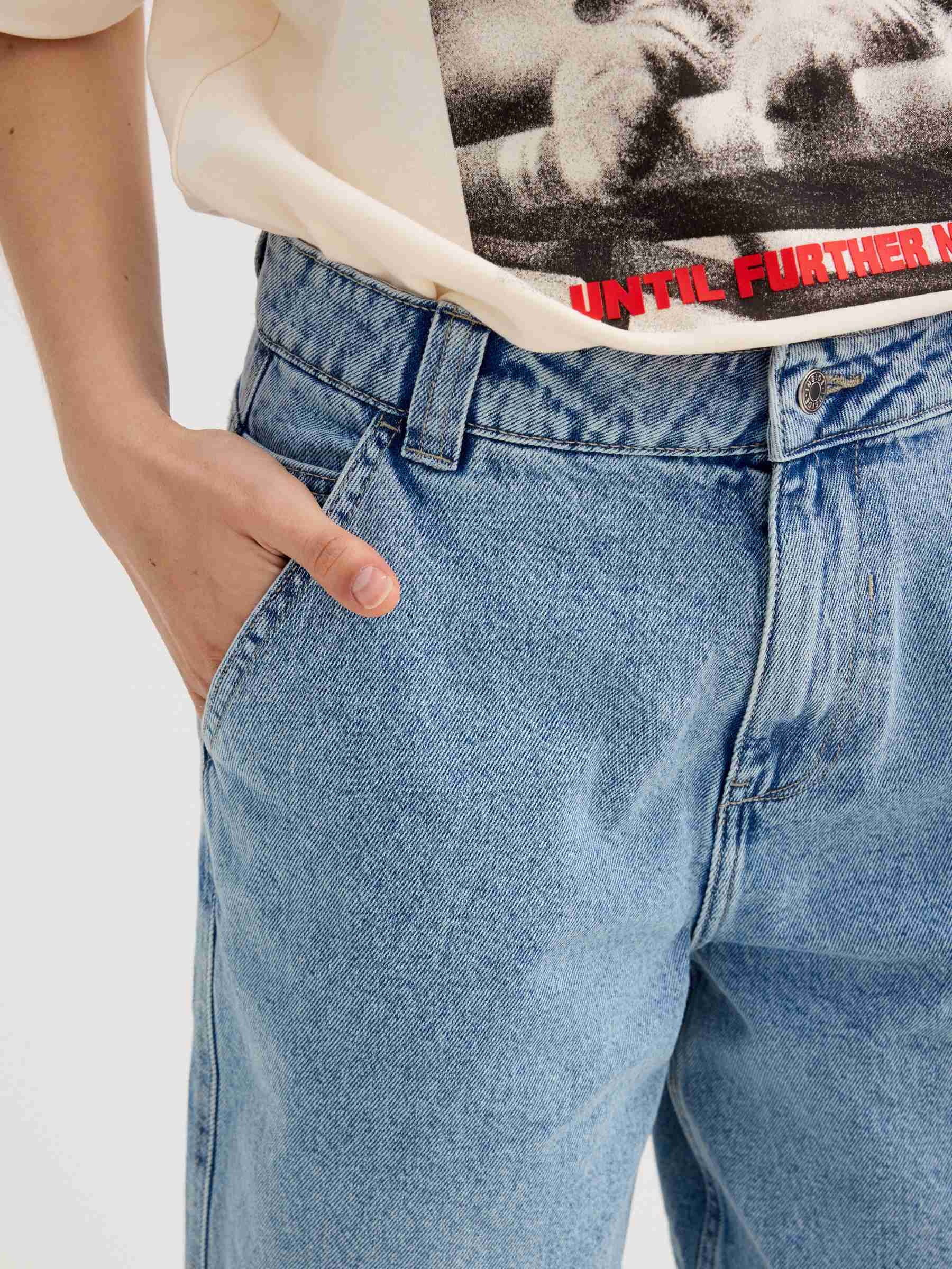 High-waisted denim bermuda shorts light blue middle front view