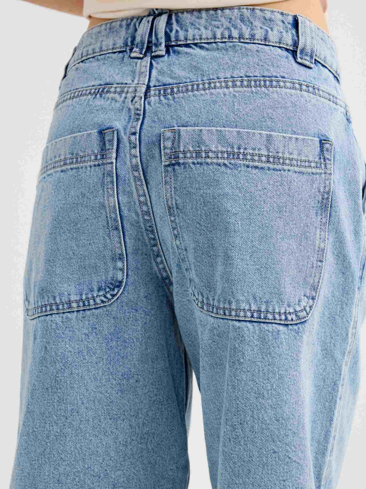High-waisted denim bermuda shorts light blue detail view