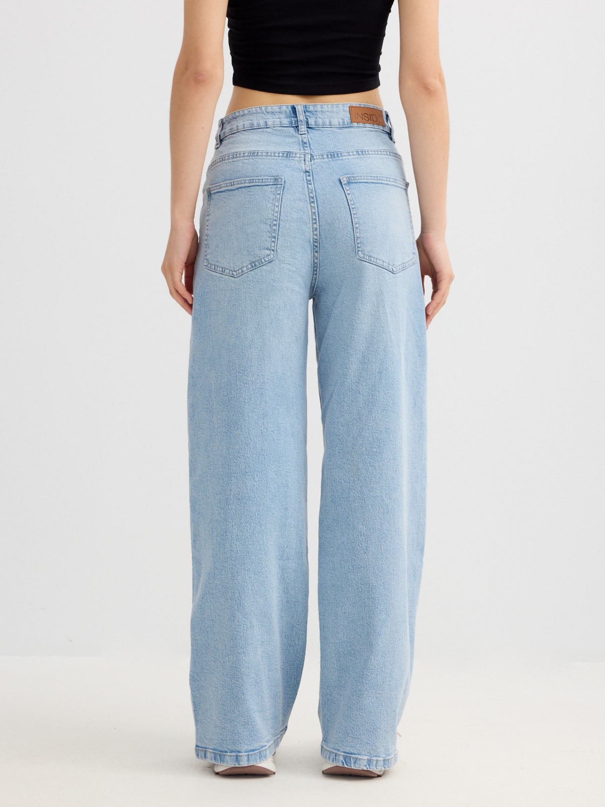 Jeans wide leg tiro medio azul claro vista media trasera
