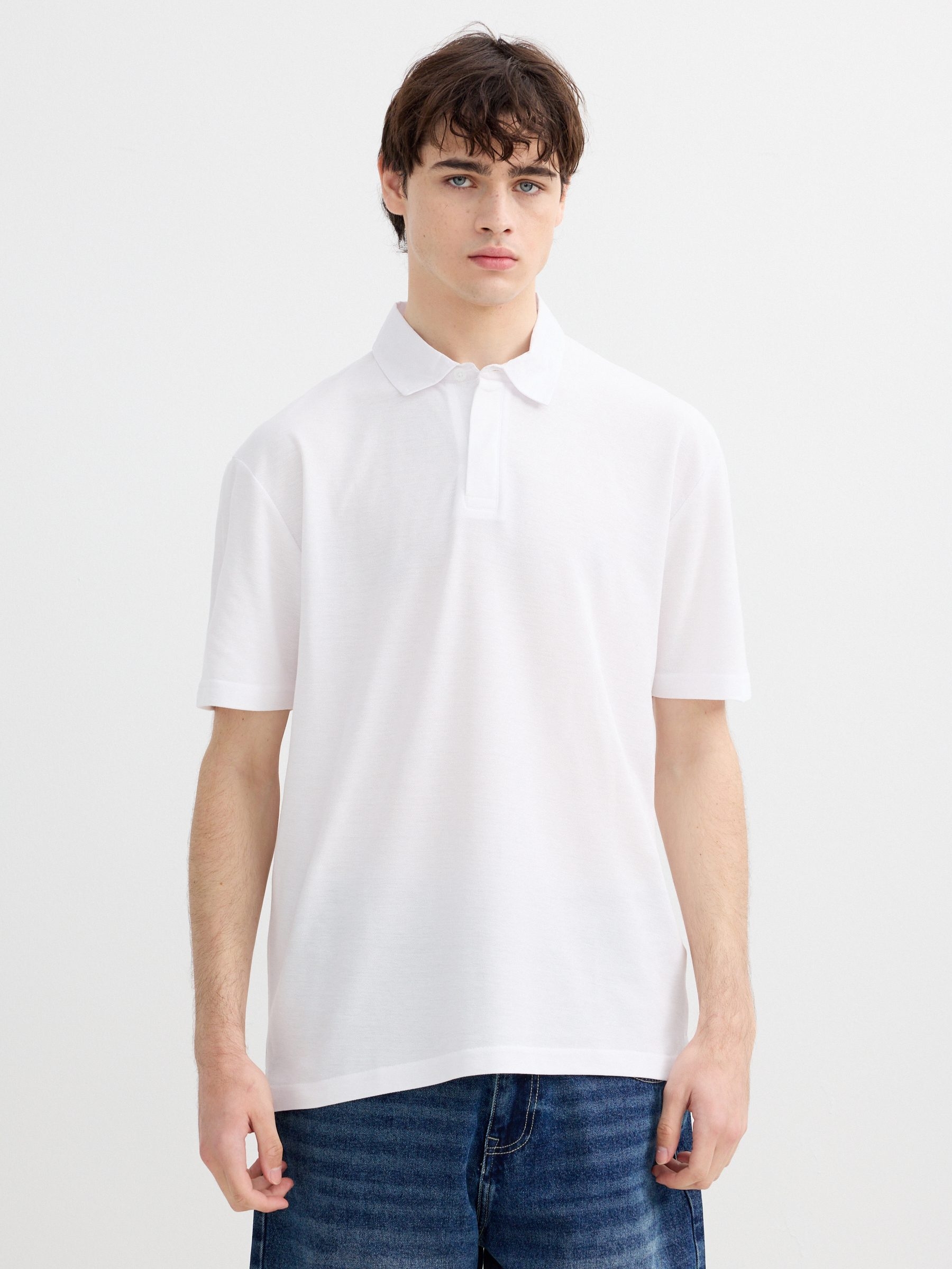 Polo piqué básico branco vista meia frontal