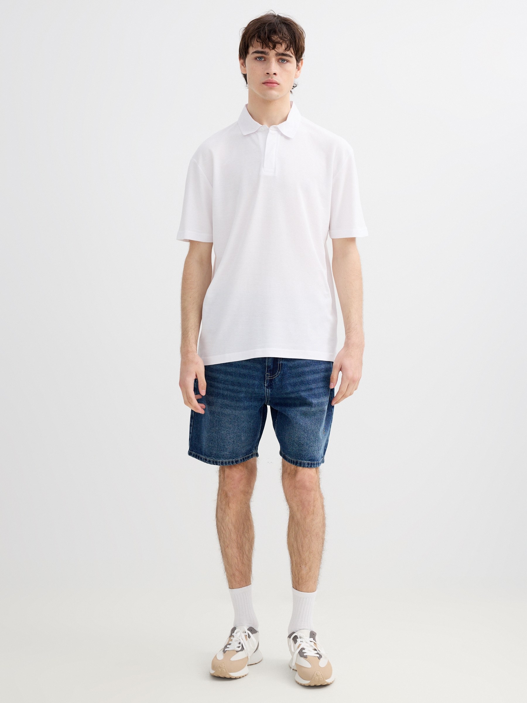 Polo piqué básico branco vista meia frontal