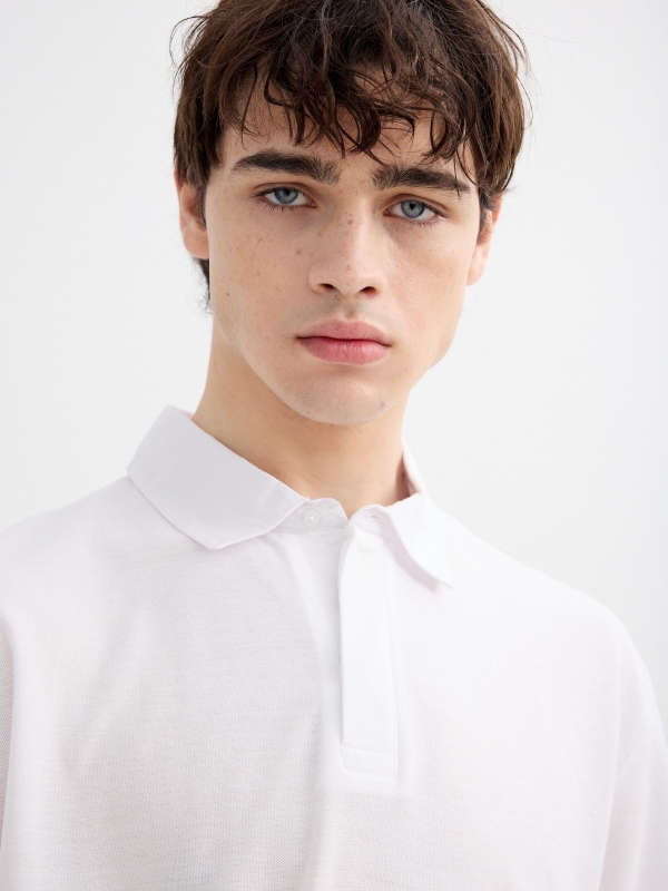 Basic piqué polo white detail view