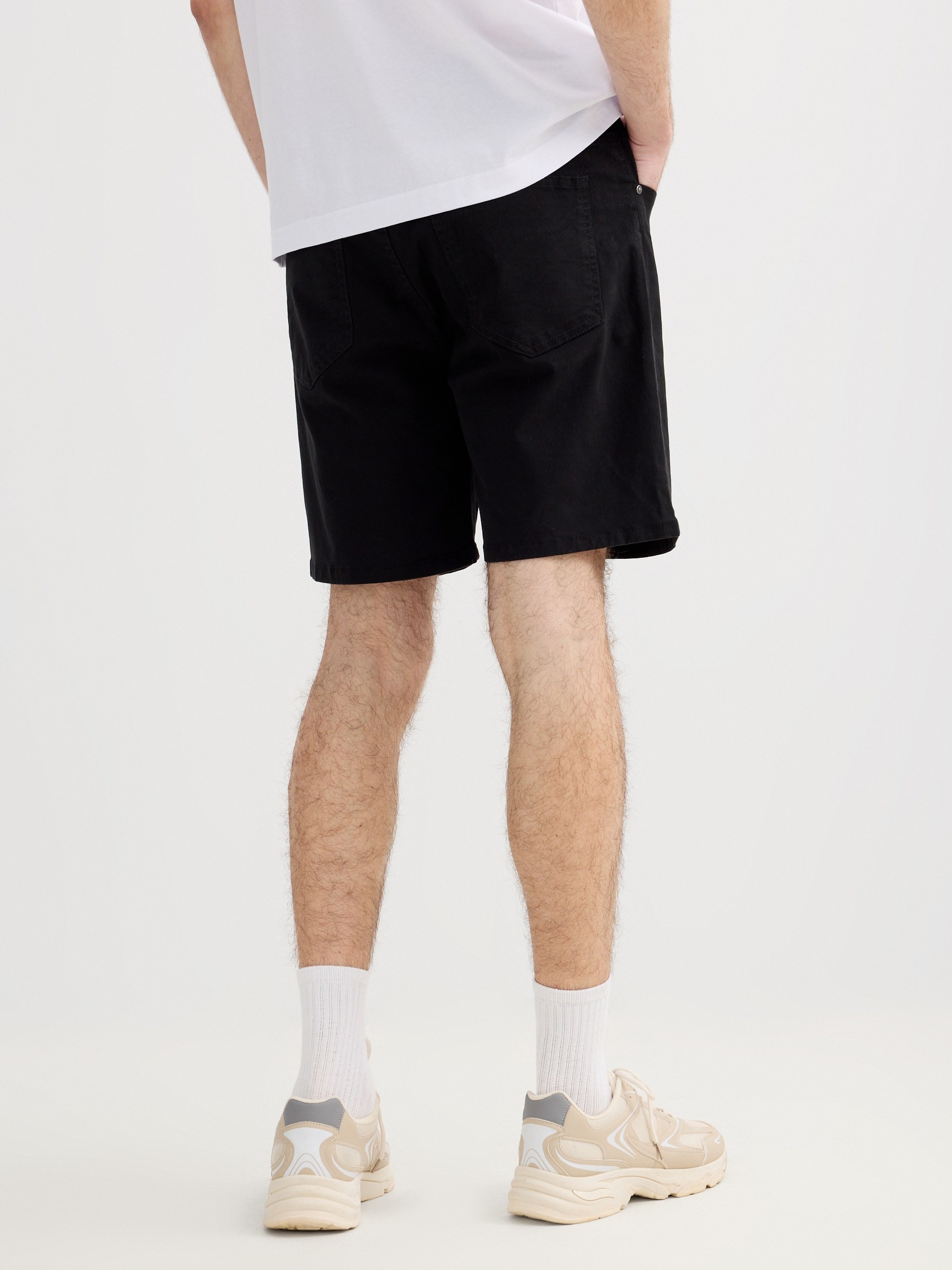 Bermudas regular negro vista media frontal