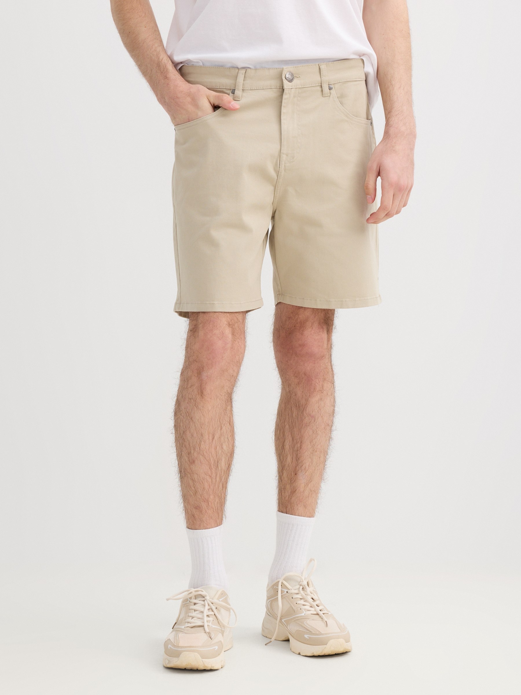 Regular Bermuda shorts raw middle front view