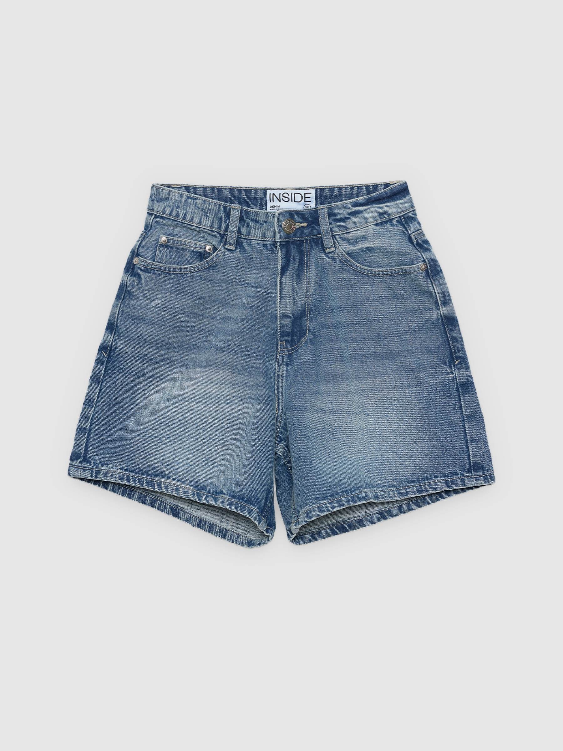 Shorts mom fit tiro alto azul vista media frontal