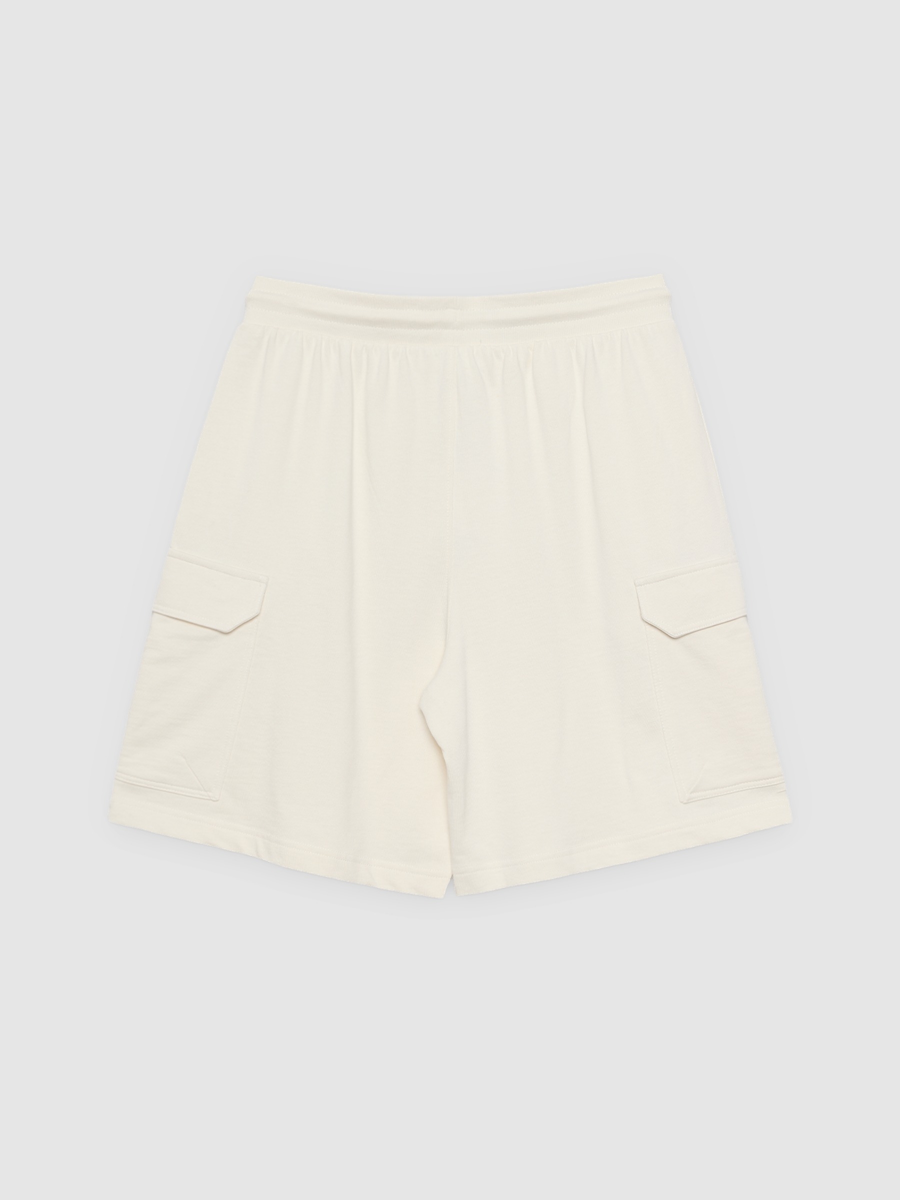 Bermuda cargo de felpa crua vista meia frontal