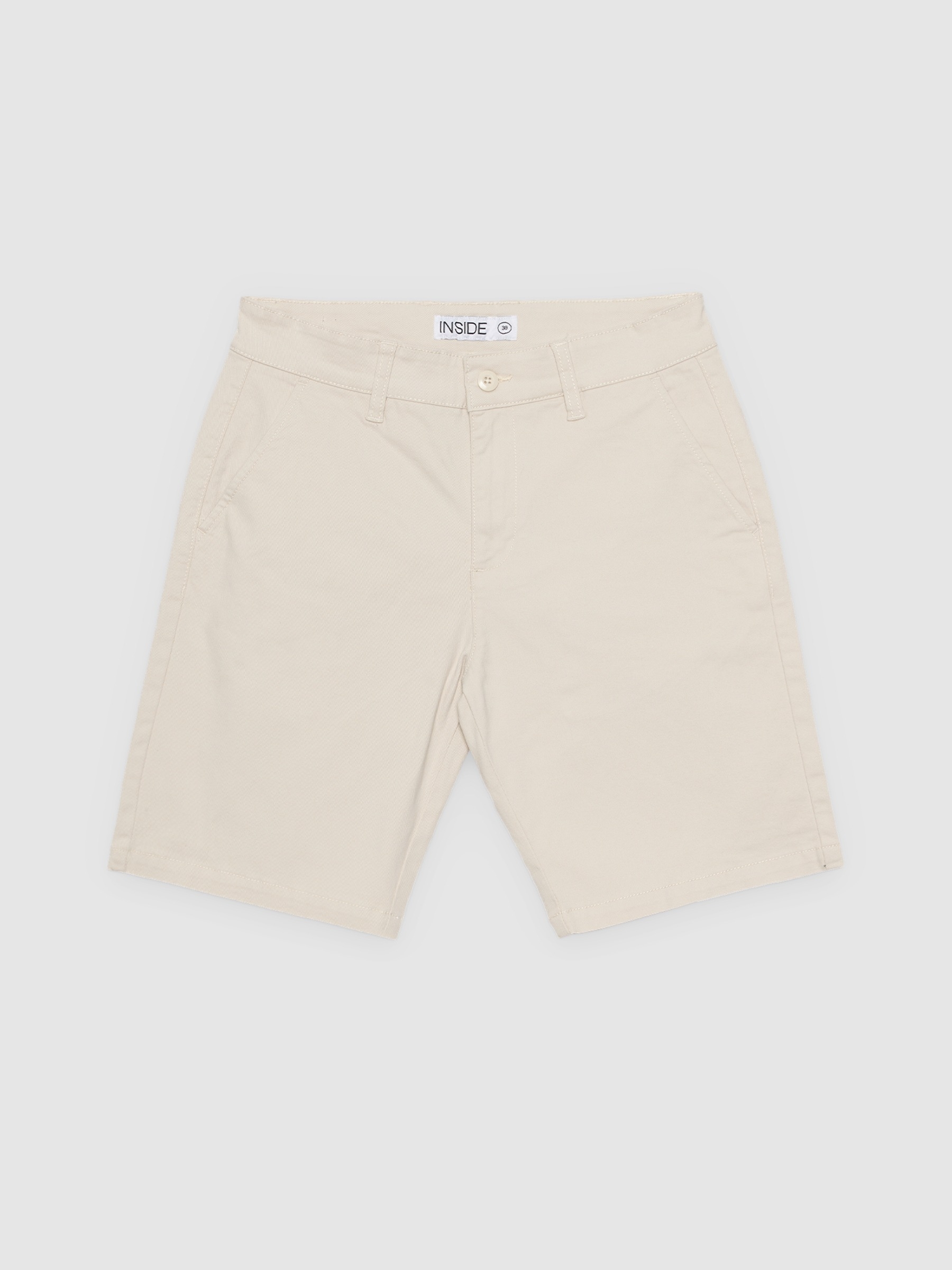 Bermuda Chino casual crua vista meia frontal