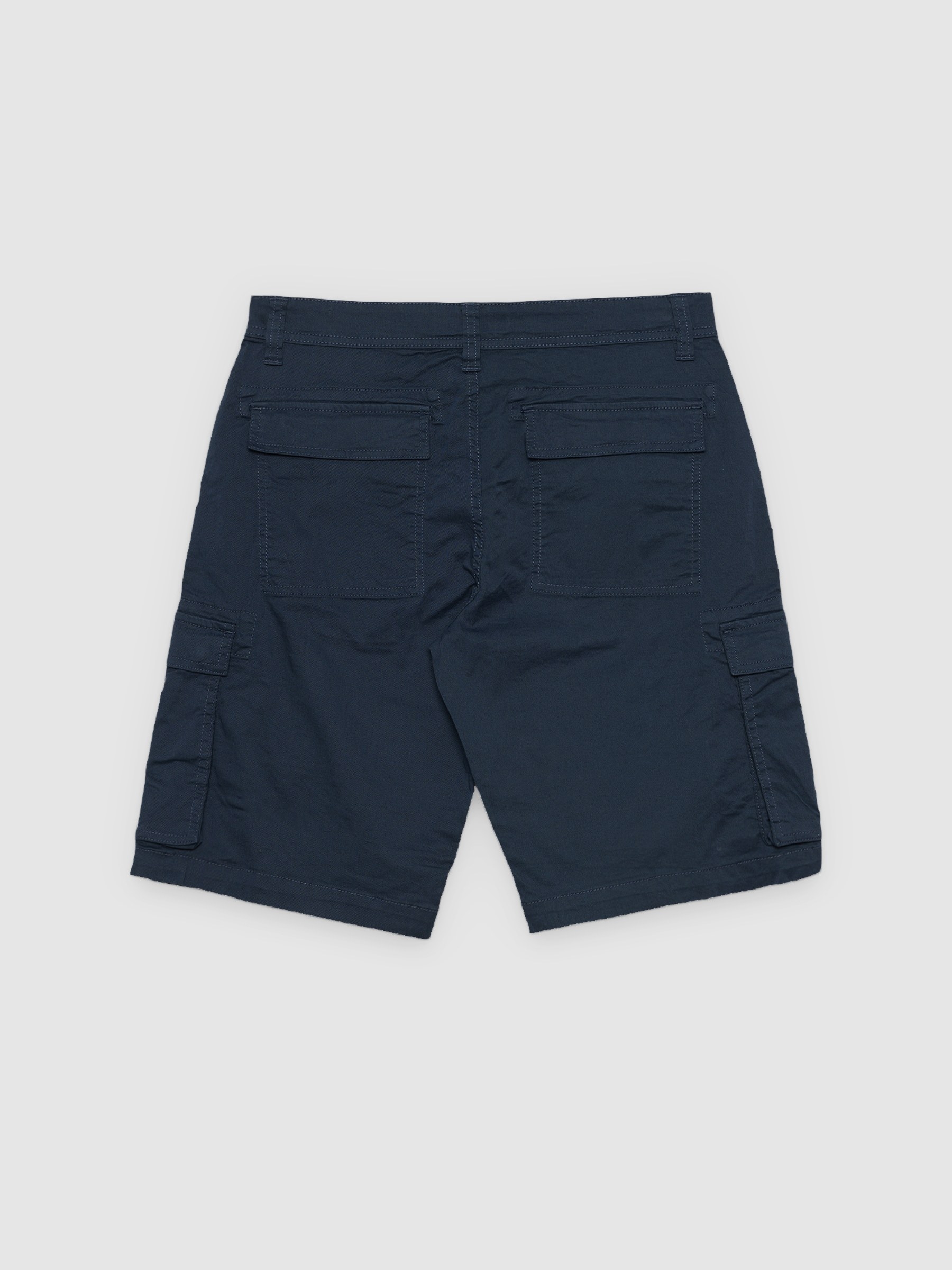 Bermuda cargo gabardina azul petróleo vista meia frontal