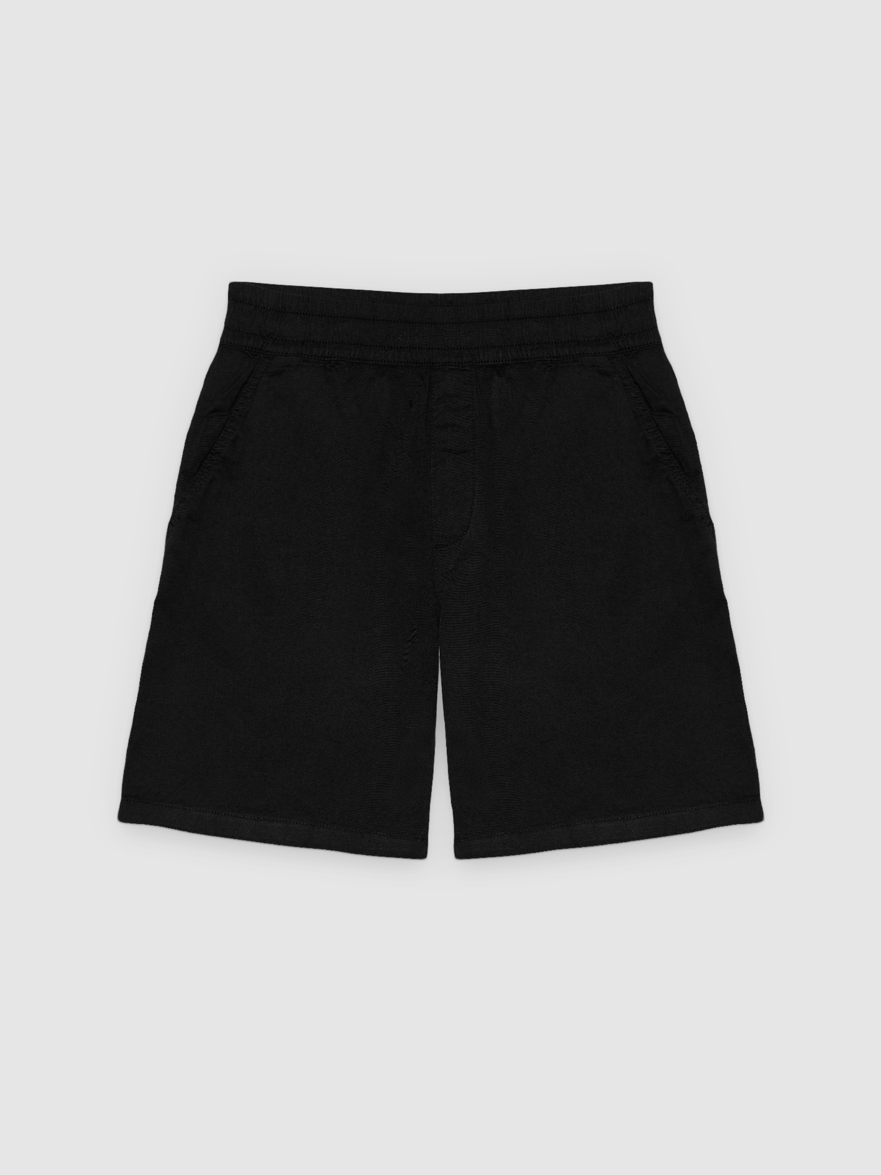Bermuda jogger de gabardina preto vista meia frontal