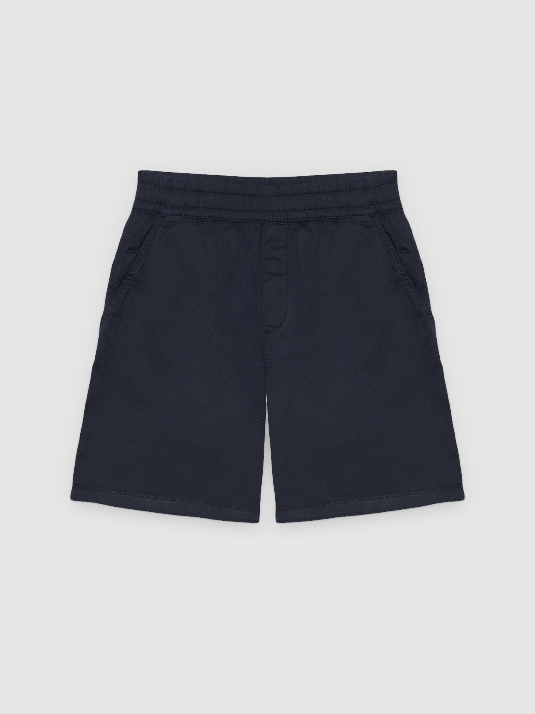 Bermuda jogger de gabardina azul marinho vista meia frontal