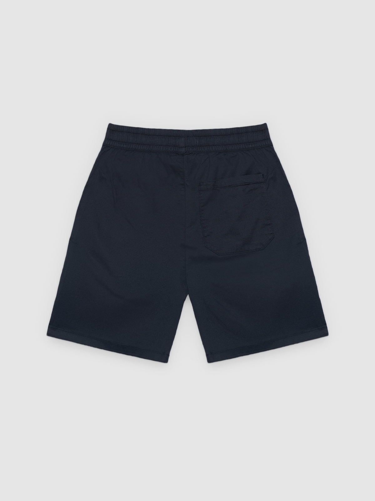 Bermuda jogger gabardina azul marino vista trasera