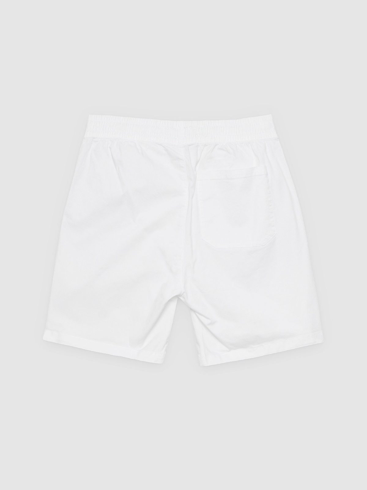 Bermuda jogger de gabardina branco vista traseira