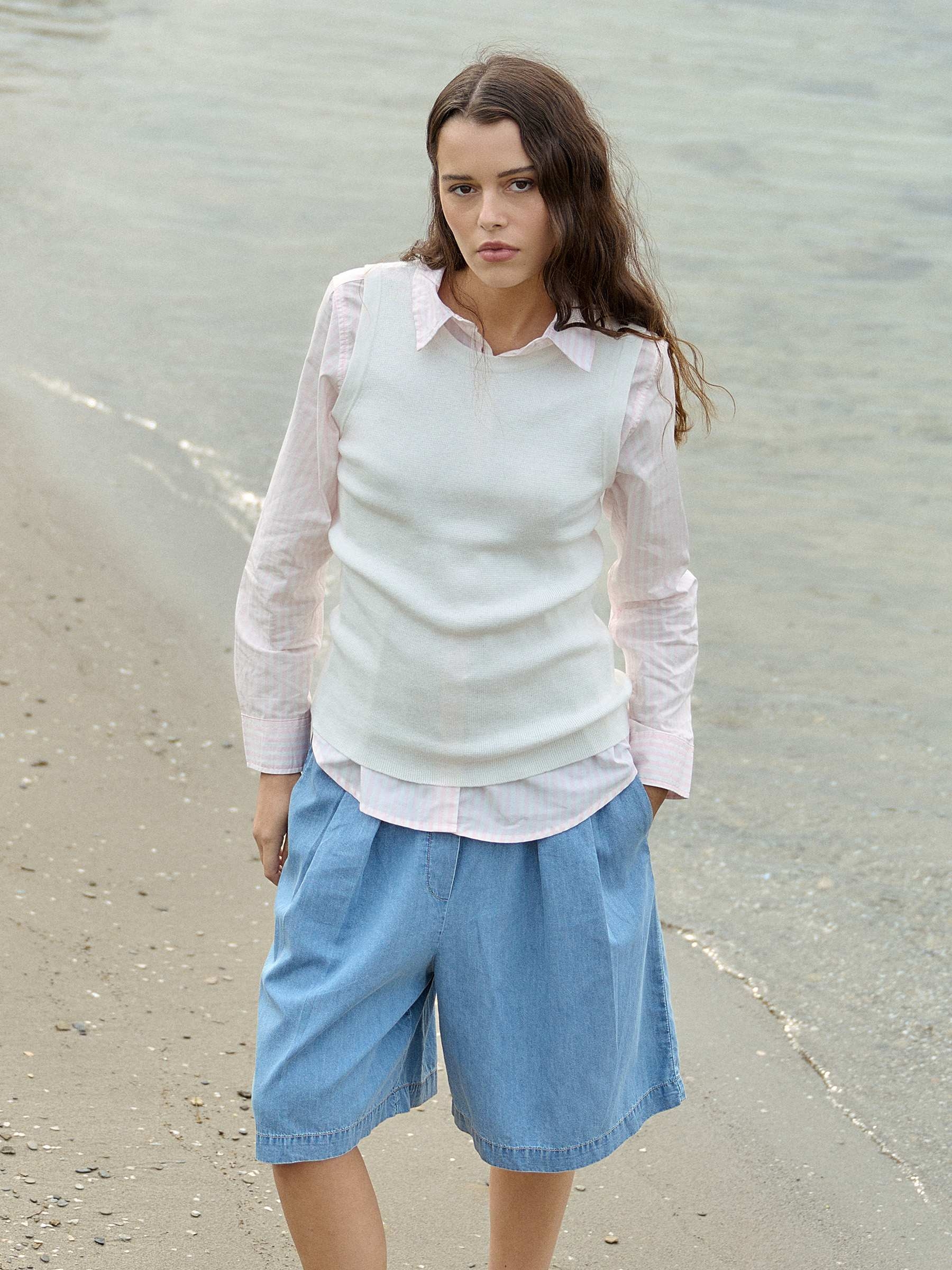 Basic sleeveless knitted jersey off white middle front view