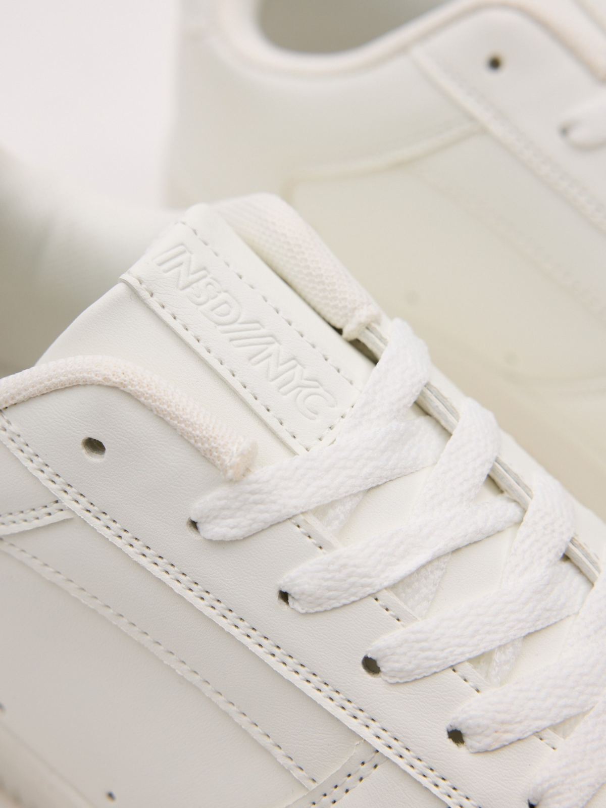Deportiva skater polipiel blanco vista detalle
