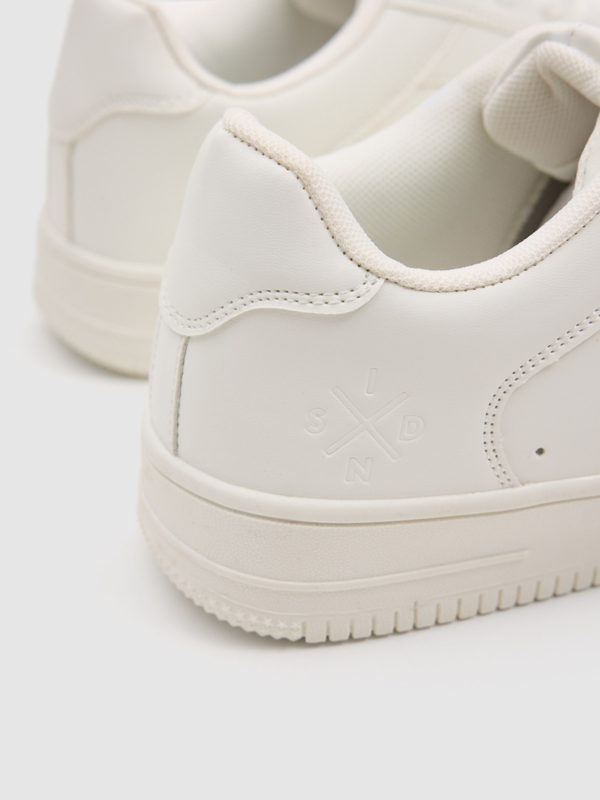 Esportiva skatista couro sintético branco vista detalhe