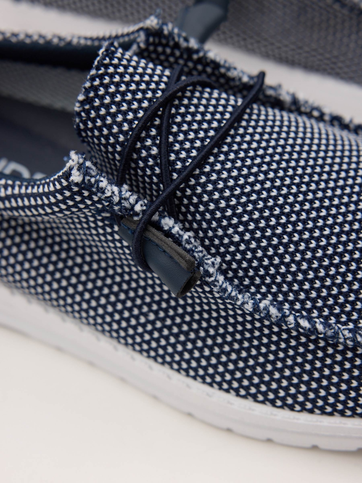 Deportiva lona elástica azul vista detalle