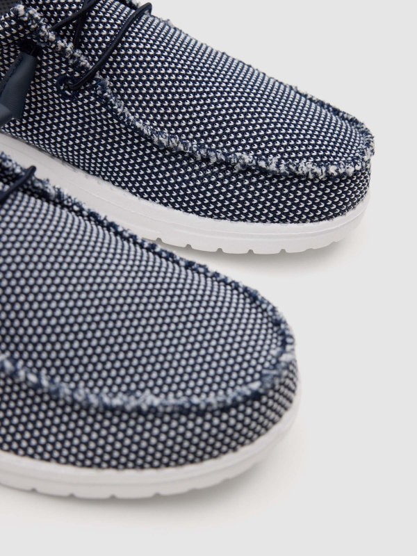 Deportiva lona elástica azul vista detalle