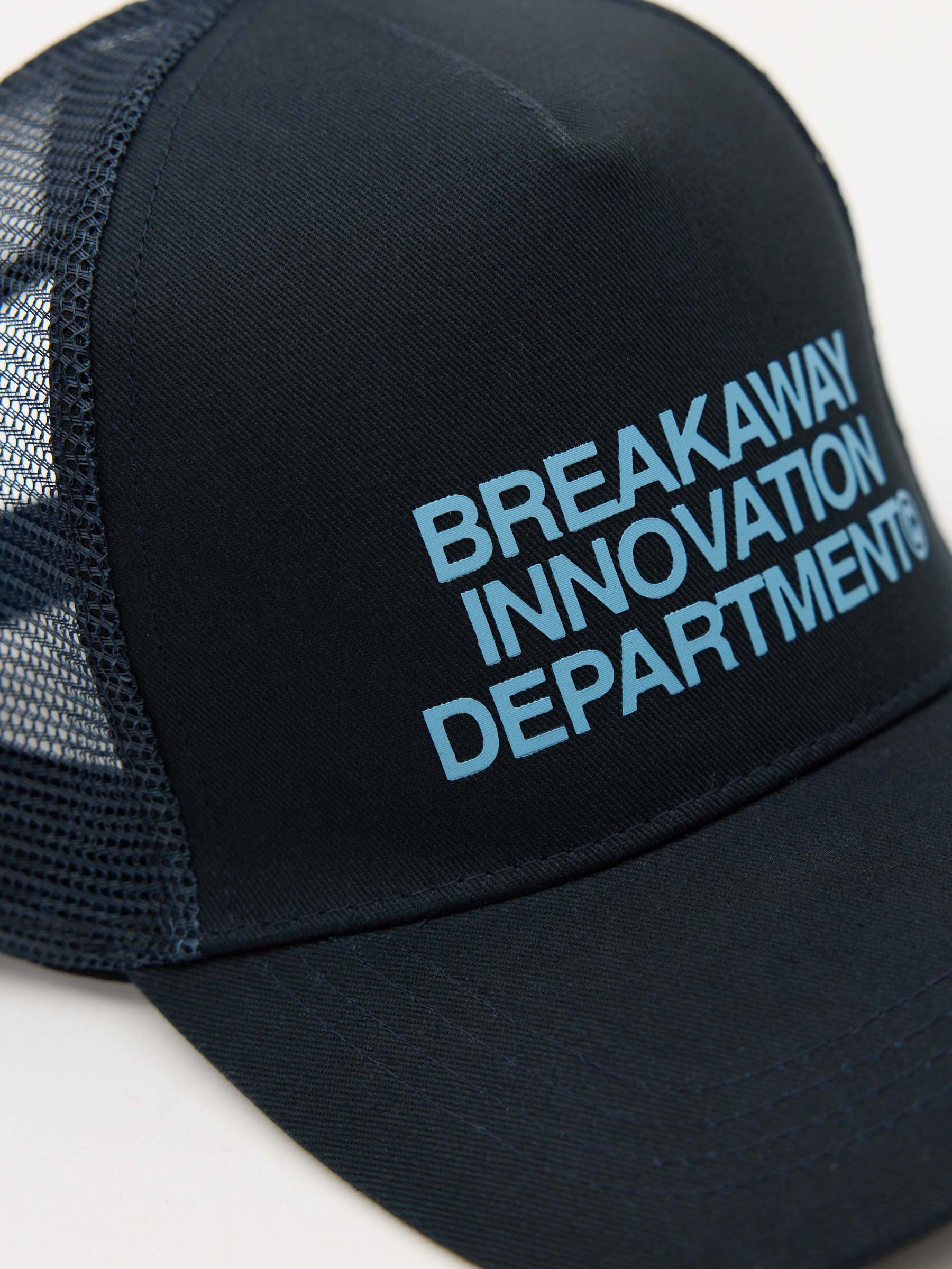 Gorra trucker mensaje gris vista lateral frontal 45º