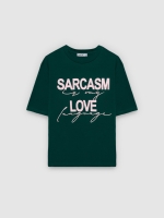 %Pto% Camiseta oversize sarcasm verde oscuro vista frontal