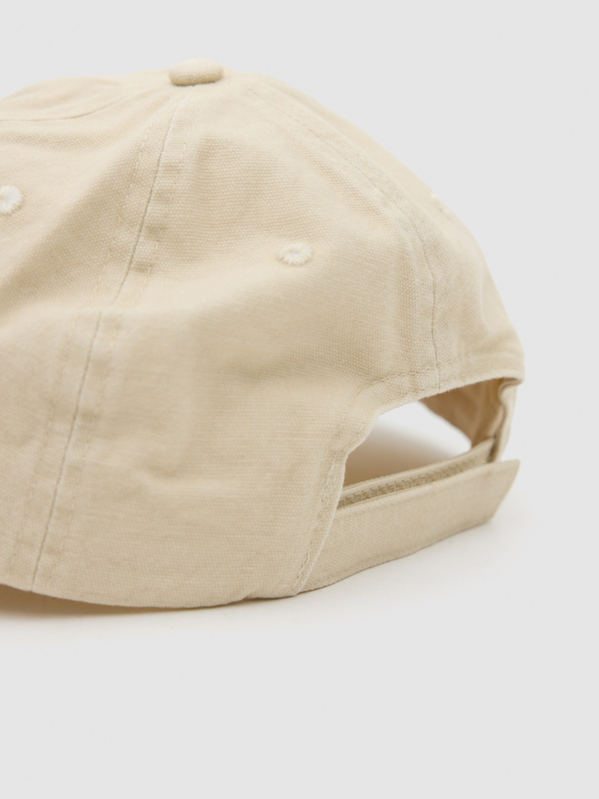Gorra trucker bordada beige vista frontal