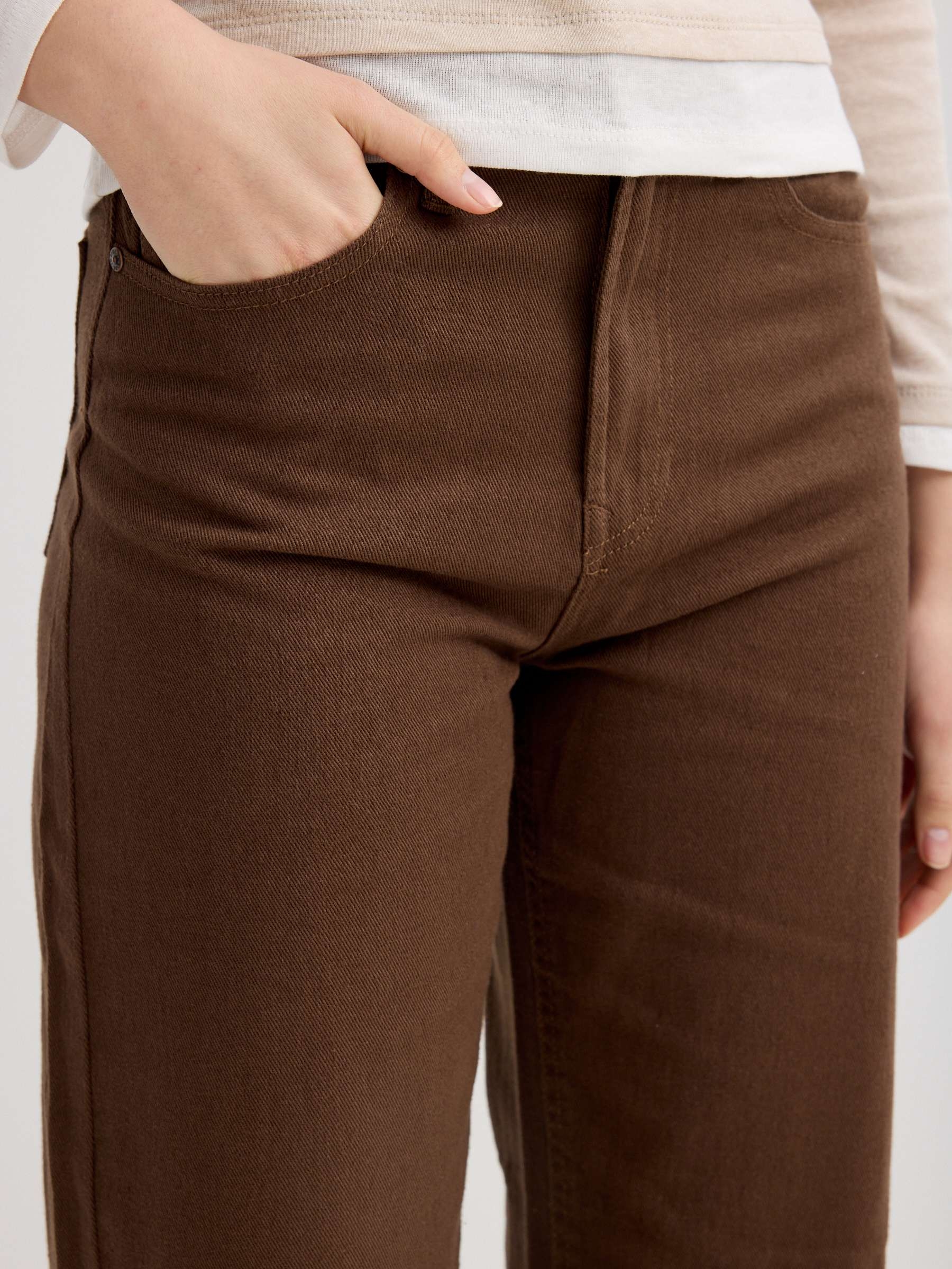 Pantalón ancho sarga algodón marrón oscuro vista general frontal