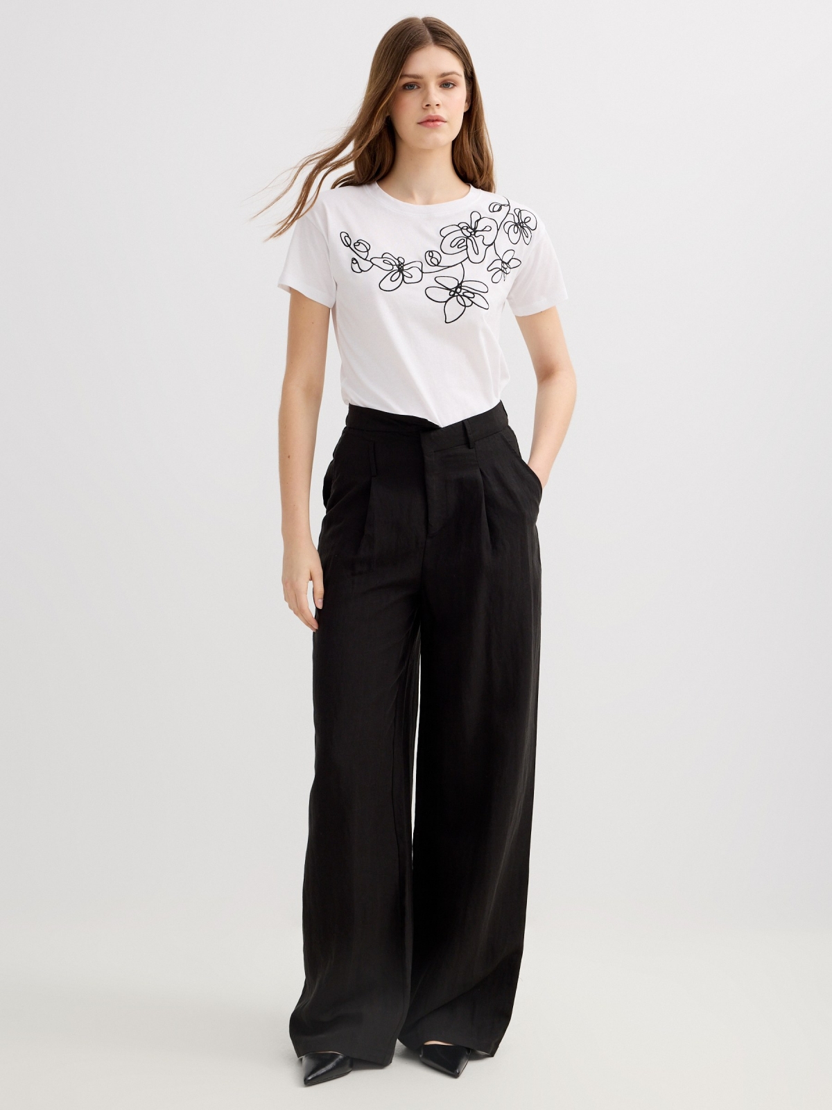 Calça wide leg assimétrica com pregas preto vista geral frontal