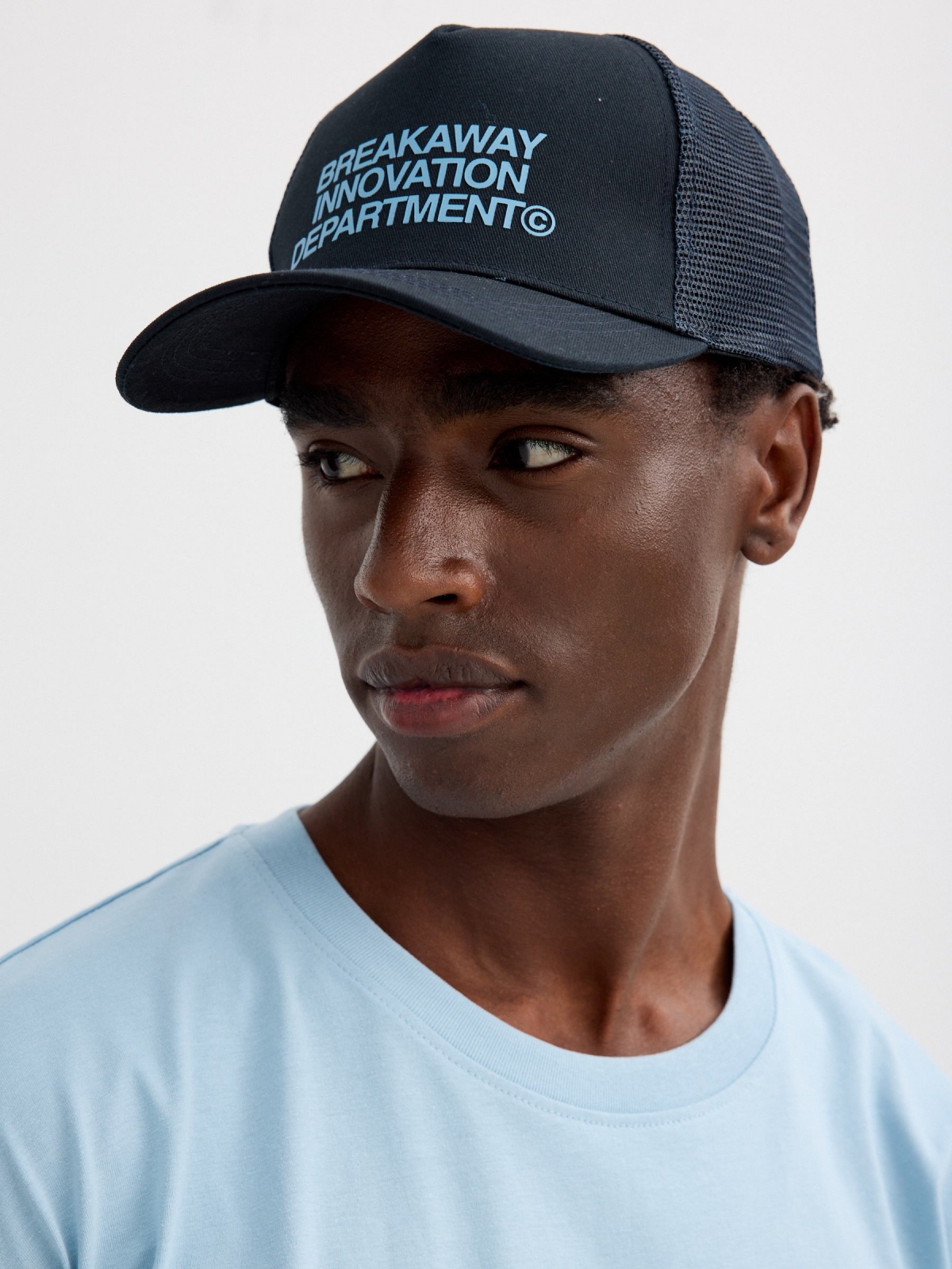 Boné trucker mensagem cinza com modelo