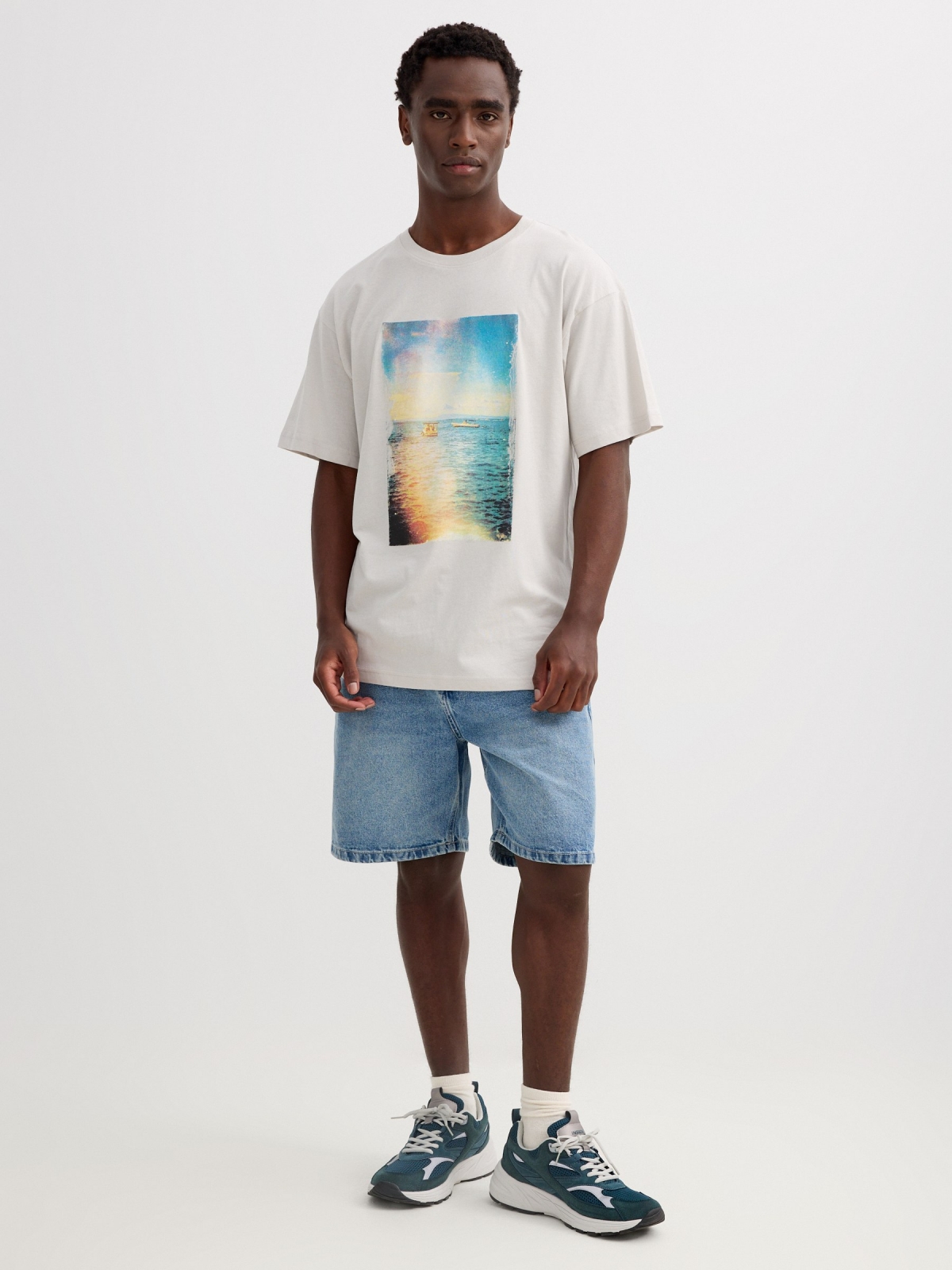 Beach print T-shirt light grey front view