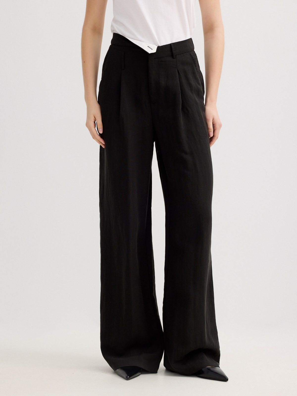 Calça wide leg assimétrica com pregas preto vista meia frontal