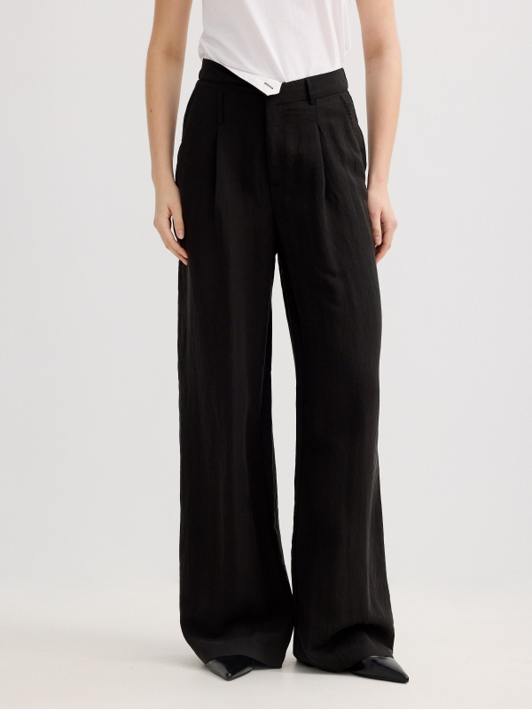 Pantalón pinzas wide leg asimétrico negro vista media frontal