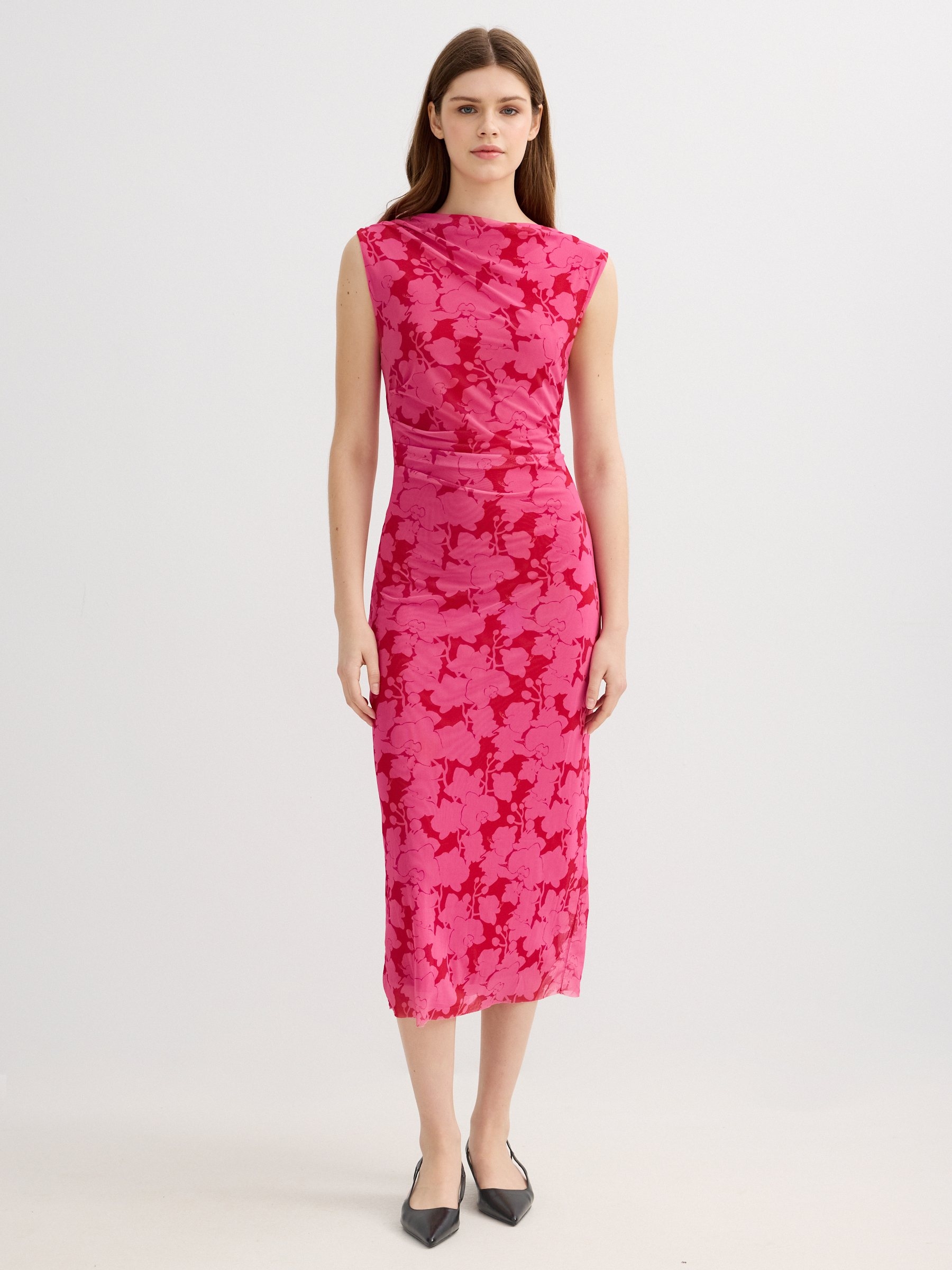 Vestido midi floral allover fúcsia vista meia frontal