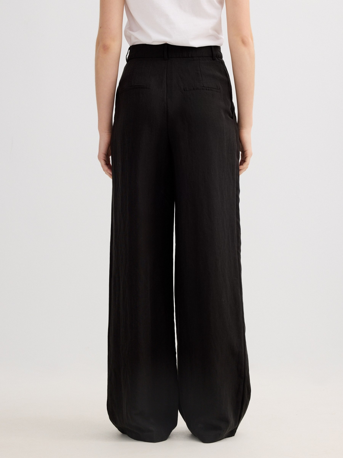 Pantalón pinzas wide leg asimétrico negro vista media trasera