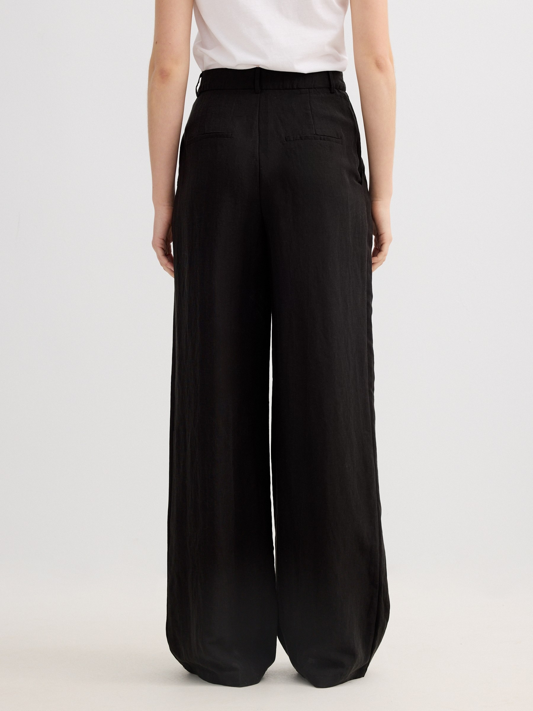 Calça wide leg assimétrica com pregas preto vista geral frontal